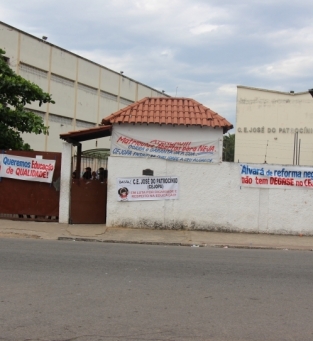 Diretora precisa ser hospitalizada após ser agredida por aluna dentro de escola em Campos