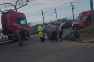 Acidente entre caminhão e bicicleta deixa mulher ferida em Campos