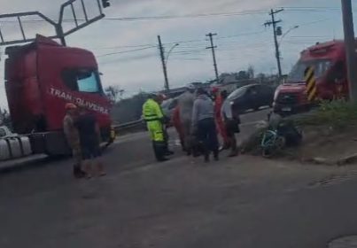 Acidente entre caminhão e bicicleta deixa mulher ferida em Campos