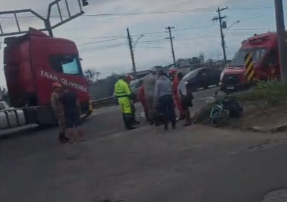 Acidente entre caminhão e bicicleta deixa mulher ferida em Campos