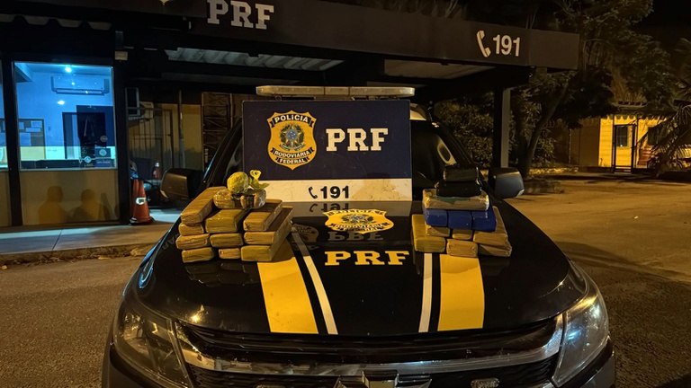 Homem é preso dentro de ônibus em Campos após ser flagrado com drogas na mochila