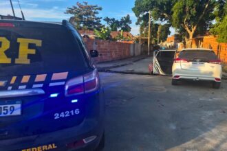 PRF recupera carro furtado após acompanhamento tático em Campos