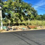 Trecho de rua fica sem padronização de calçadas e gera reclamações em Campos