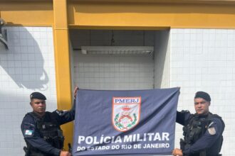 Suspeitos tentam fugir em moto sem placa, mas acabam presos com grande carga de drogas em Macaé