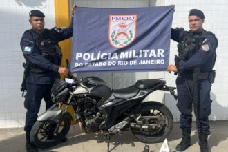 Suspeitos tentam fugir em moto sem placa, mas acabam presos com grande carga de drogas em Macaé