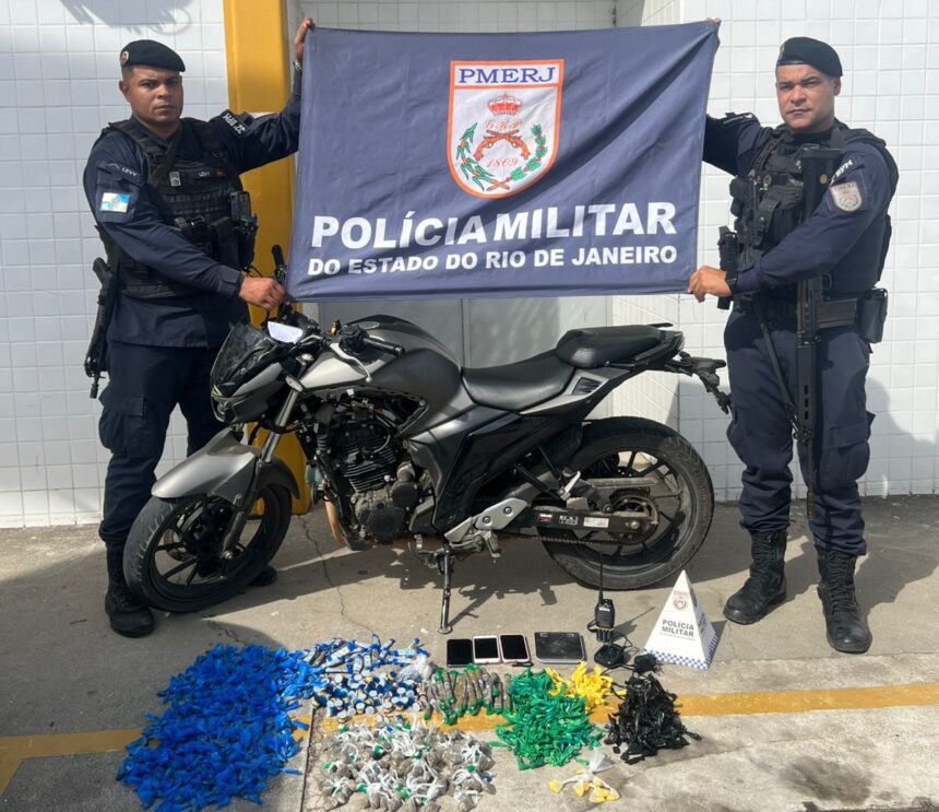 Suspeitos tentam fugir em moto sem placa, mas acabam presos com grande carga de drogas em Macaé Suspeitos tentam fugir em moto sem placa, mas acabam presos com grande carga de drogas em Macaé