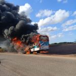 Ônibus é destruído por incêndio em estrada de São João da Barra