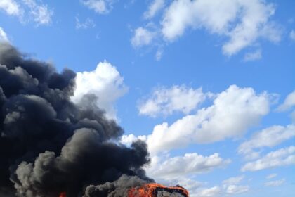 Ônibus é destruído por incêndio em estrada de São João da Barra