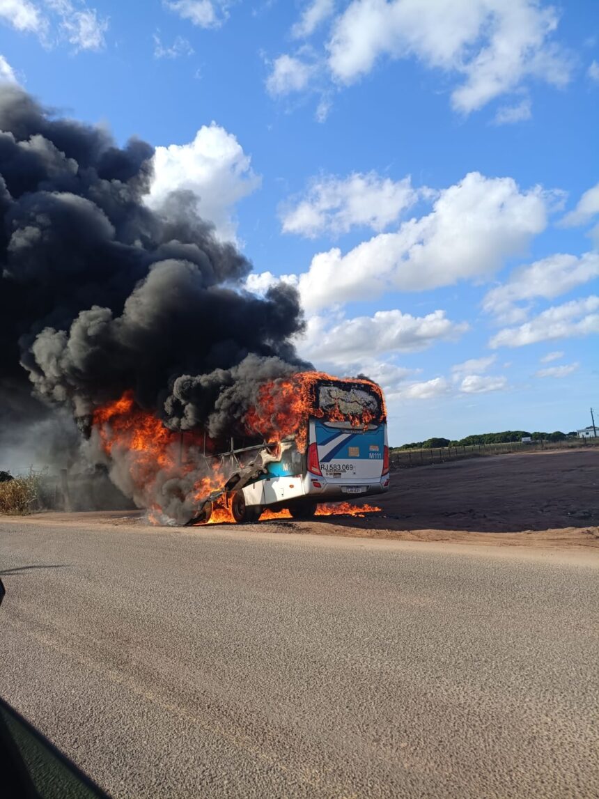 Ônibus é destruído por incêndio em estrada de São João da Barra
