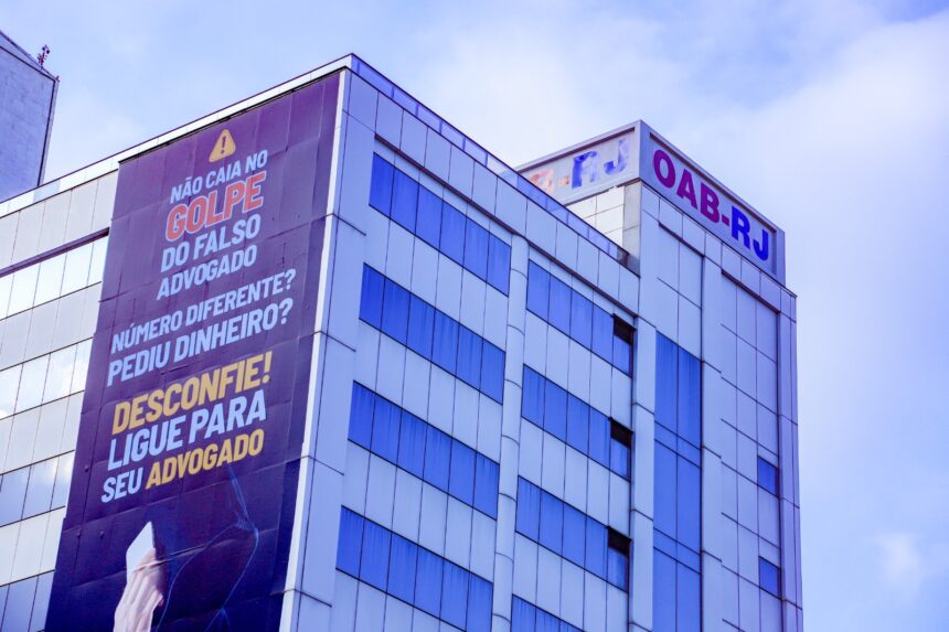 Com outdoor de 15 metros, OAB-RJ reforça campanha contra o golpe do falso advogado Com outdoor de 15 metros, OAB-RJ reforça campanha contra o golpe do falso advogado