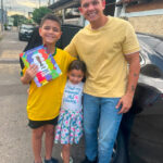 Após encantar a internet, jovem Erick ganha álbum da Copa completo