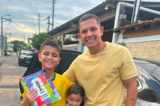 Após encantar a internet, jovem Erick ganha álbum da Copa completo