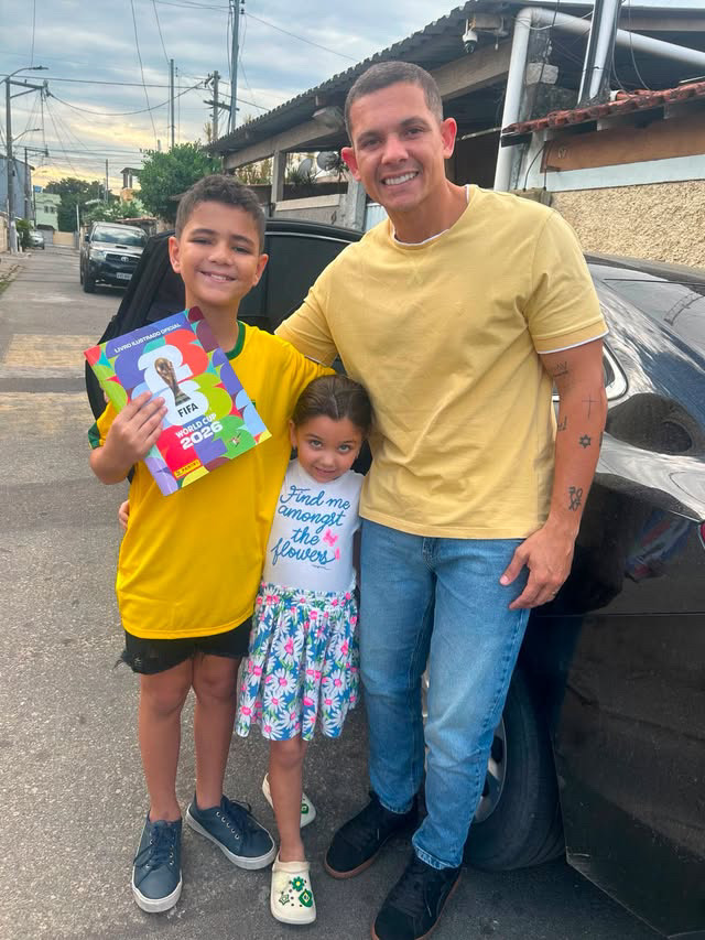 Após encantar a internet, jovem Erick ganha álbum da Copa completo