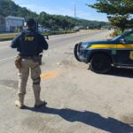 Homem é detido pela PRF por suspeita de monitorar viaturas na BR-101