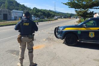 Homem é detido pela PRF por suspeita de monitorar viaturas na BR-101