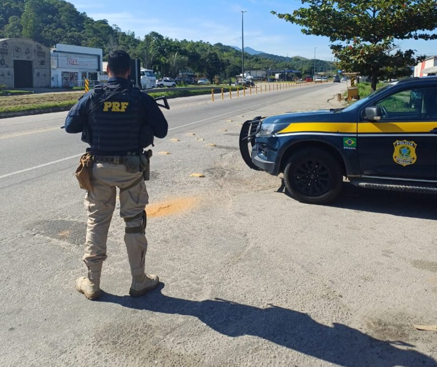 Homem é detido pela PRF por suspeita de monitorar viaturas na BR-101