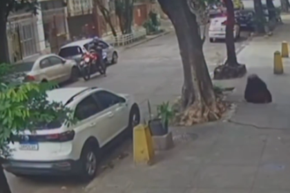 Mulher é “sugada” por bueiro após tampa ceder no RJ