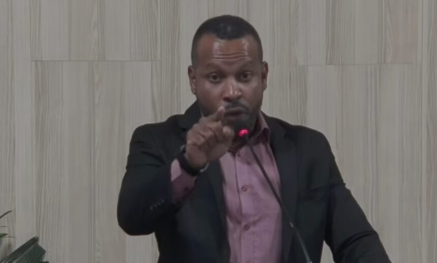 Leon Gomes anuncia saída da base governista e dispara contra Wladimir: “o traidor é você”