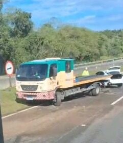 Homem fica ferido após carro capotar na BR-101, em Campos
