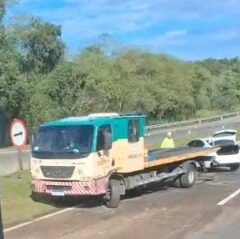 Homem fica ferido após carro capotar na BR-101, em Campos