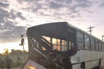 Acidente entre carreta e caminhão é registrado na BR-101, em Campos