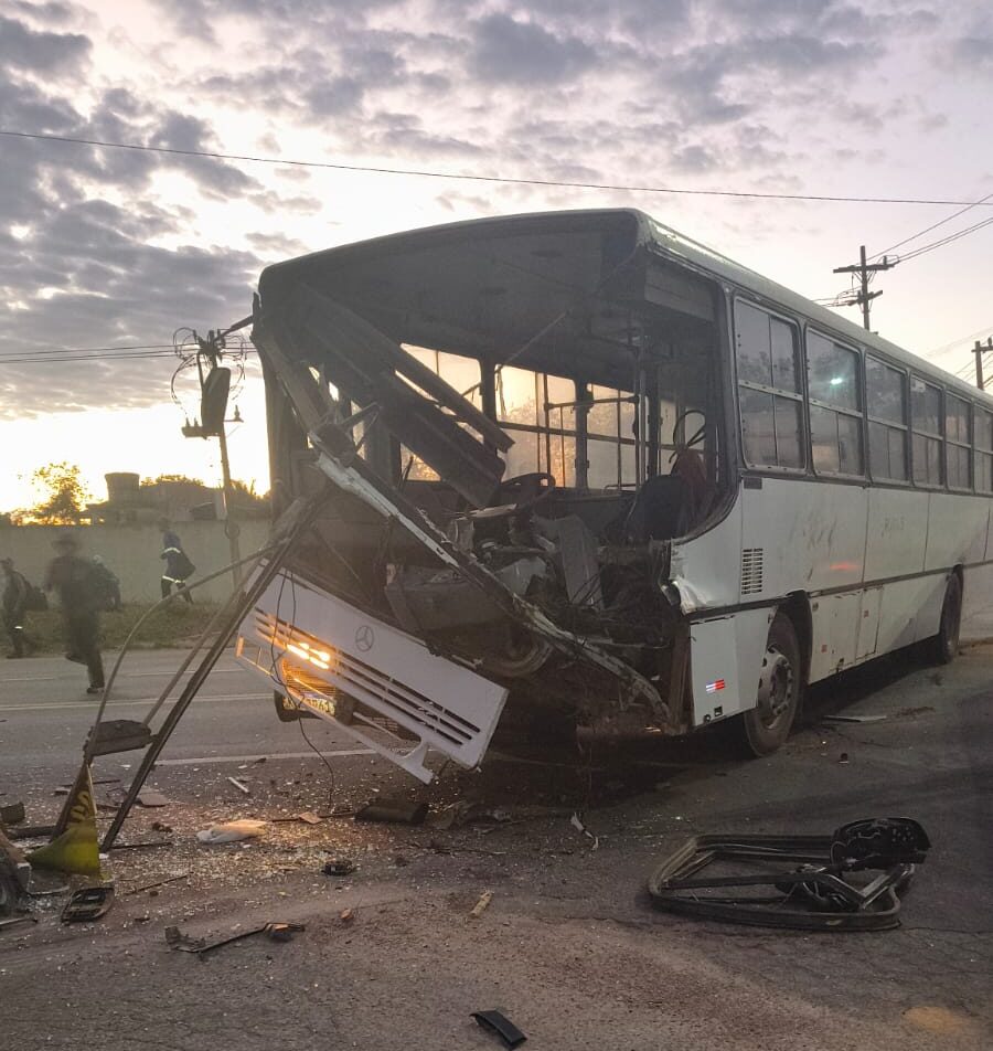 Acidente entre carreta e caminhão é registrado na BR-101, em Campos