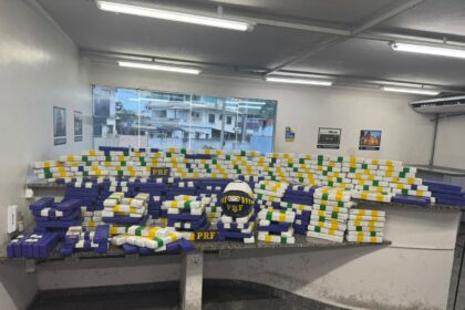 PRF apreende mais de 200 kg de maconha dentro caminhão em Campos