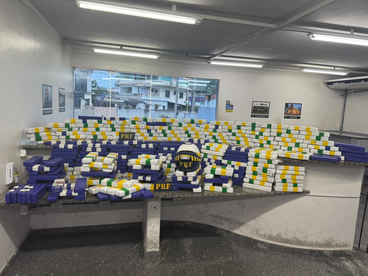 PRF apreende mais de 200 kg de maconha dentro caminhão em Campos