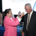 Carla Machado entrega Medalha Tiradentes a Victor Pavan, diretor do HSVP