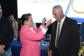 Carla Machado entrega Medalha Tiradentes a Victor Pavan, diretor do HSVP