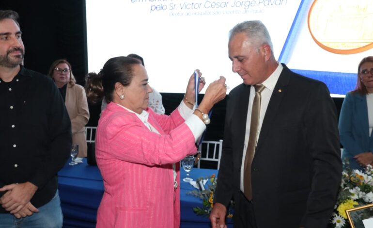 Carla Machado entrega Medalha Tiradentes a Victor Pavan, diretor do HSVP Carla Machado entrega Medalha Tiradentes a Victor Pavan, diretor do HSVP