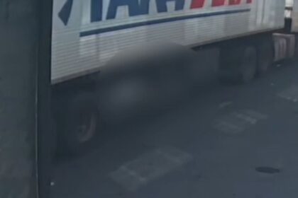 Imagens mostram exato momento em que idoso morre atropelado por carreta em Itaperuna
