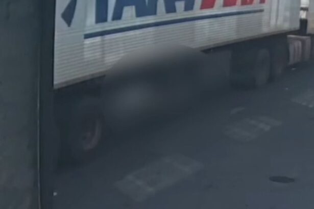 Imagens mostram exato momento em que idoso morre atropelado por carreta em Itaperuna