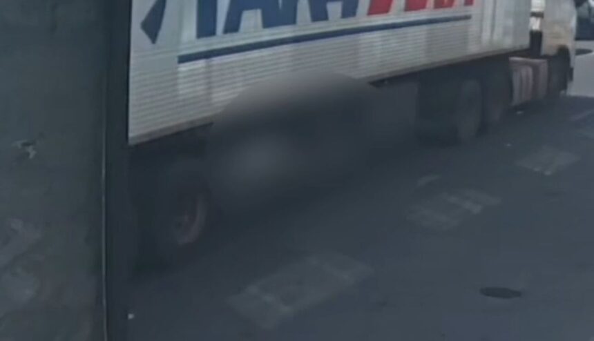 Imagens mostram exato momento em que idoso morre atropelado por carreta em Itaperuna Imagens mostram exato momento em que idoso morre atropelado por carreta em Itaperuna