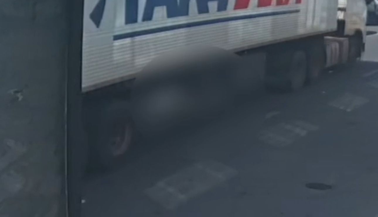 Imagens mostram exato momento em que idoso morre atropelado por carreta em Itaperuna