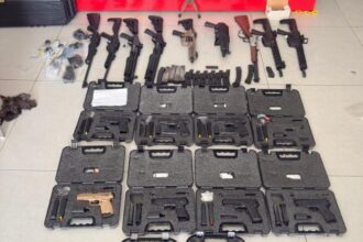 Arsenal com dezenas de armas é apreendido em loja no Centro de Campos