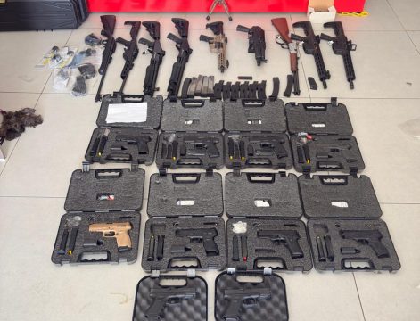 Arsenal com dezenas de armas é apreendido em loja no Centro de Campos Arsenal com dezenas de armas é apreendido em loja no Centro de Campos