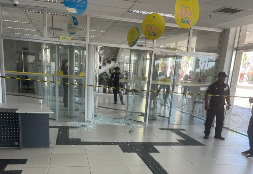Travesti é presa após invadir agência do Banco do Brasil em Campos: “Estava sendo perseguida”
