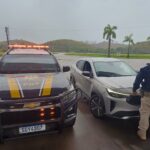 PRF recupera carro roubado durante fiscalização na BR-101 em Casimiro de Abreu