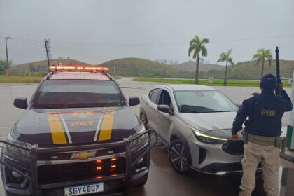 PRF recupera carro roubado durante fiscalização na BR-101 em Casimiro de Abreu