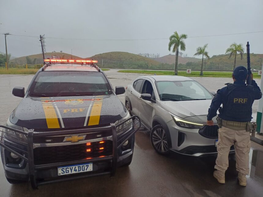 PRF recupera carro roubado durante fiscalização na BR-101 em Casimiro de Abreu PRF recupera carro roubado durante fiscalização na BR-101 em Casimiro de Abreu