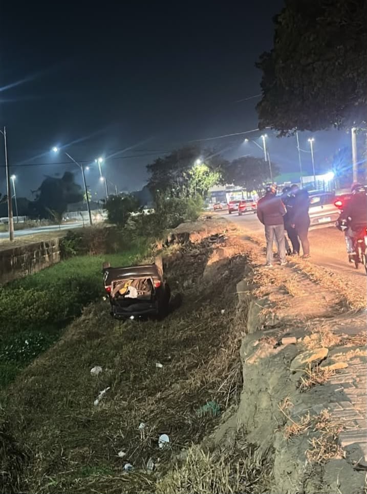 Mais um carro cai no “valão do perigo” em Campos Mais um carro cai no “valão do perigo” em Campos