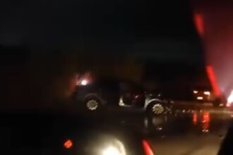 Duas pessoas morrem e bebê fica em estado grave após acidente em Campos; carro pegou fogo