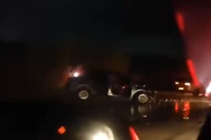 Duas pessoas morrem e criança fica em estado grave após acidente em Campos; carro pegou fogo