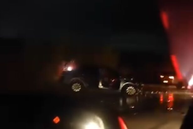 Duas pessoas morrem e criança fica em estado grave após acidente em Campos; carro pegou fogo