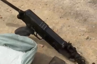 PM apreende fuzil suspeito de envolvimento em homicídios e drogas em Campos