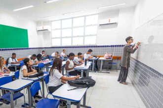 Governo do Estado convoca mais 1.254 professores para ampliação da carga horária