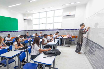 Governo do Estado convoca mais 1.254 professores para ampliação da carga horária
