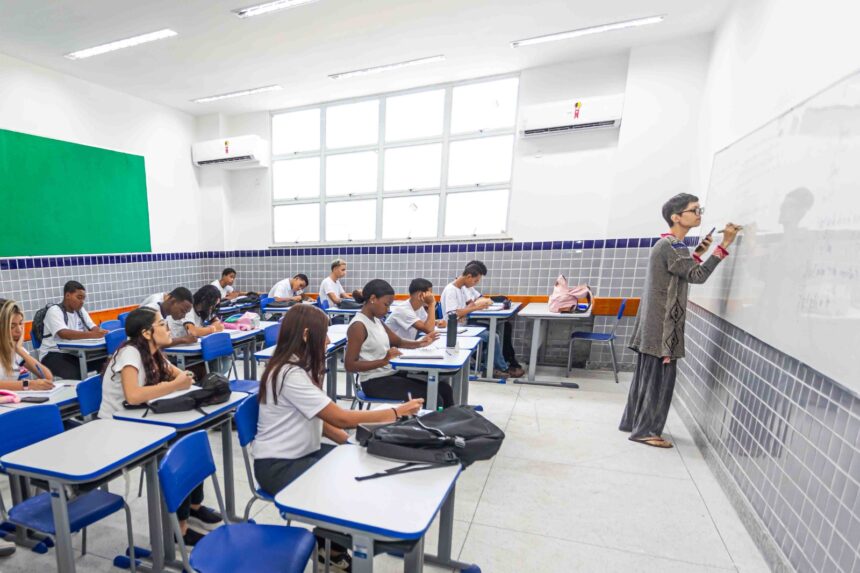 Governo do Estado convoca mais 1.254 professores para ampliação da carga horária Governo do Estado convoca mais 1.254 professores para ampliação da carga horária