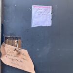 Bilhete colado em portão salva idosa que era mantida em cárcere privado pelo filho em Campos; homem foi preso